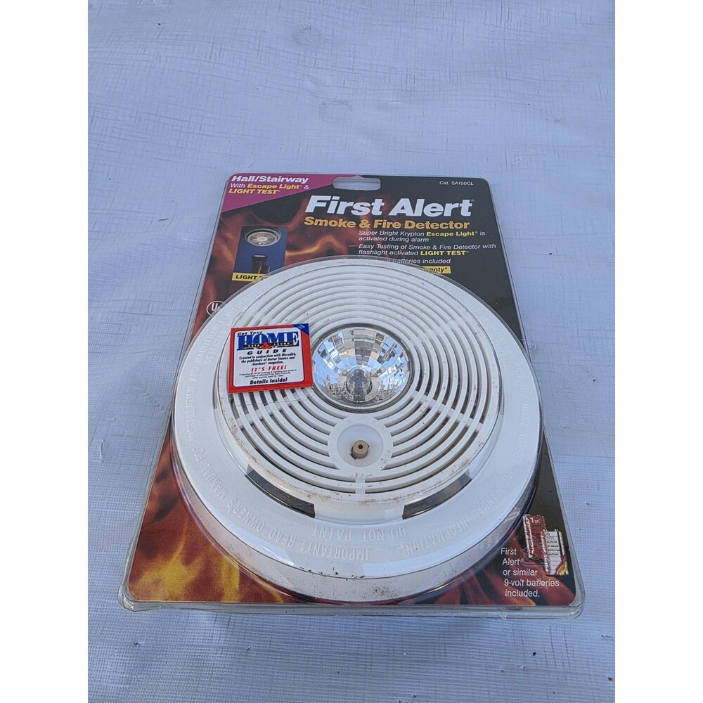 First Alert Smoke & Fire Detector Flashlight test Kitchen 5 year Alarm Life